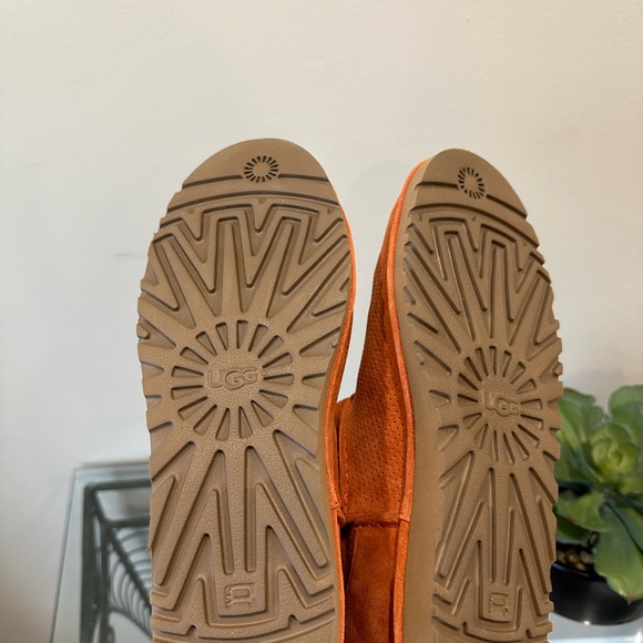 UGG - Picture 2 of 3